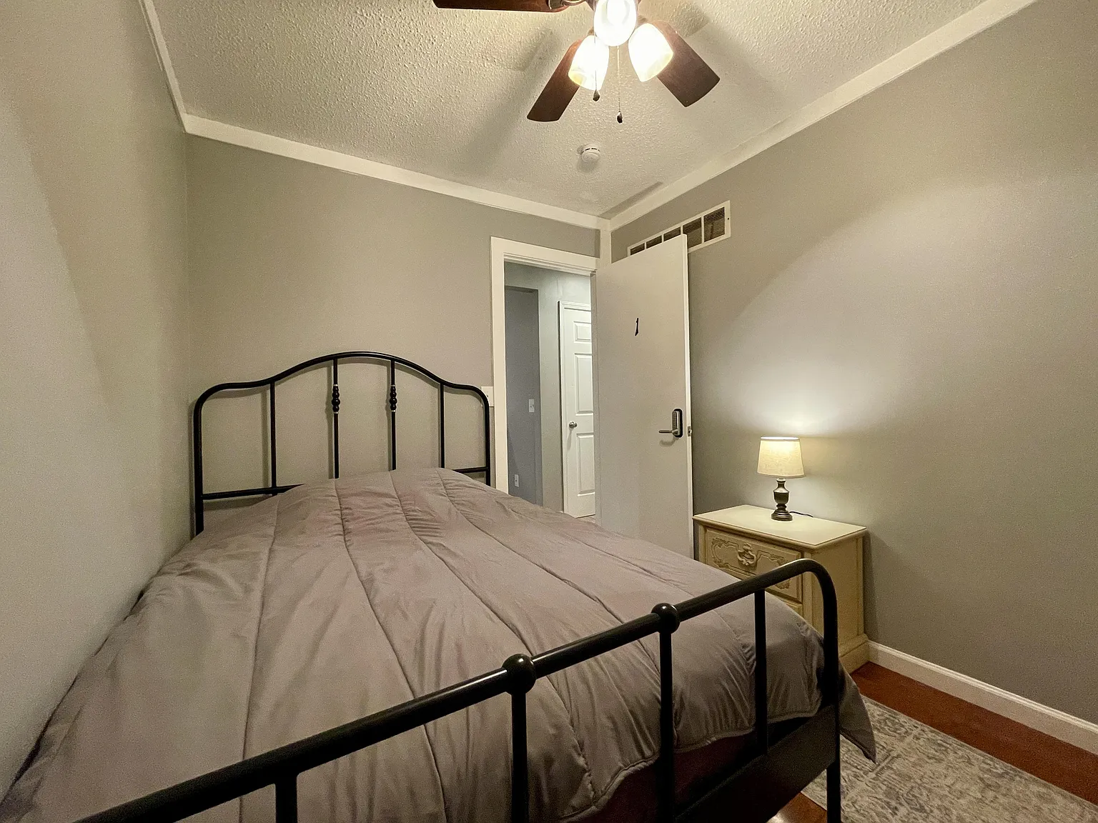 4 bed, 1.0 bath, 1100 sqft, $819 — Photo 3
