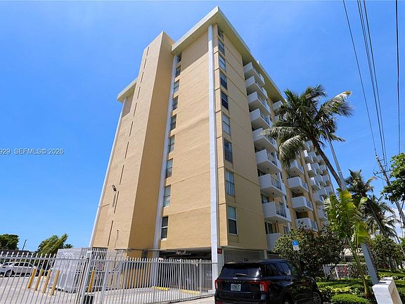 4th image of 2000 NE 135th St APT 906