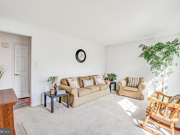 Entertain and chat in your sunny living room