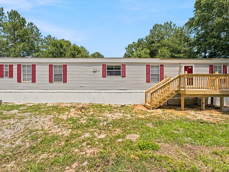 1042 Artic Loop — Photo 1