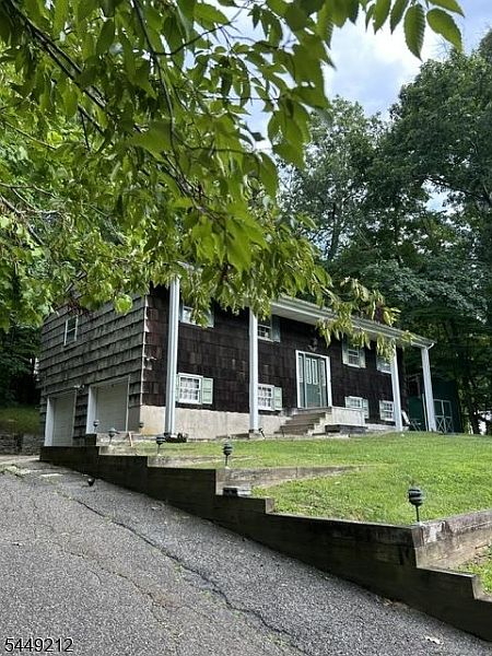 1st image of 20 Hillsdale Dr