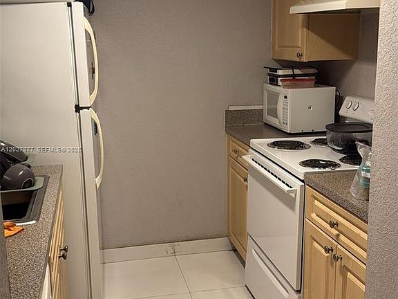 3rd image of 814 NW 36th Ave APT 208