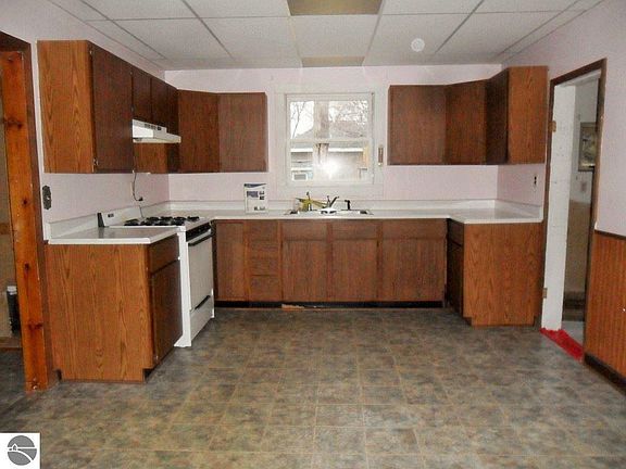 4th image of 124 S Pine St