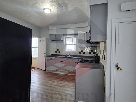3rd image of 287 Admiral St Floor 2