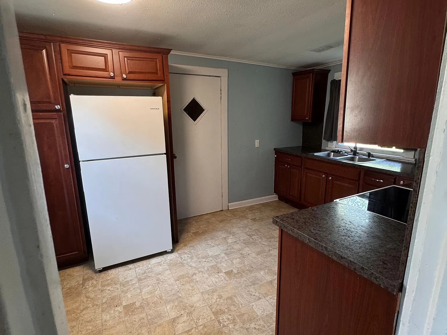 3 bed, 1.0 bath, 1200 sqft, $1,050 — Photo 3