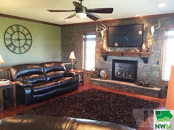 5th image of 1015 Hoeven Dr #0