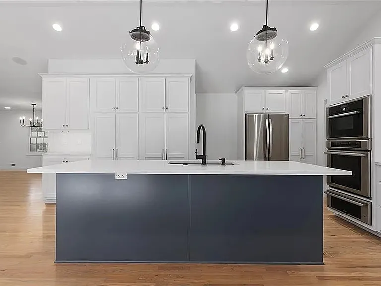 8105 Rosewood Dr — Photo 4