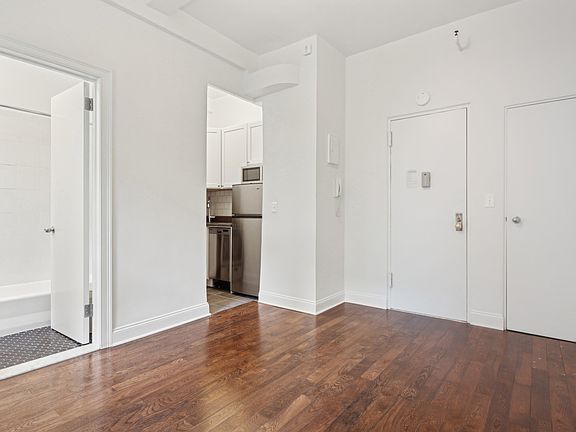 5th image of 19 W 69th St #302