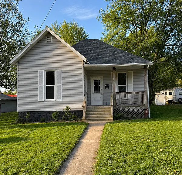 1112 E Locust St — Photo 1