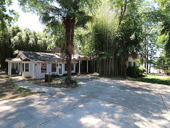 2nd image of 4589 Giles Ave
