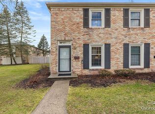 2464 Abbington Dr SE, Grand Rapids, MI 49506