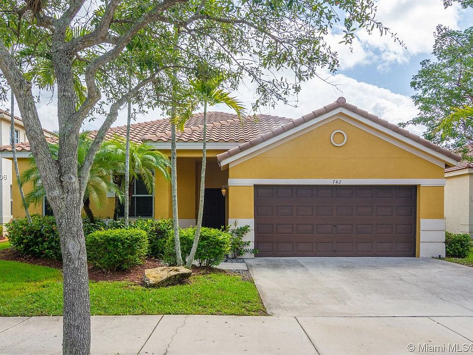 1st image of 742 Tulip Cir #742