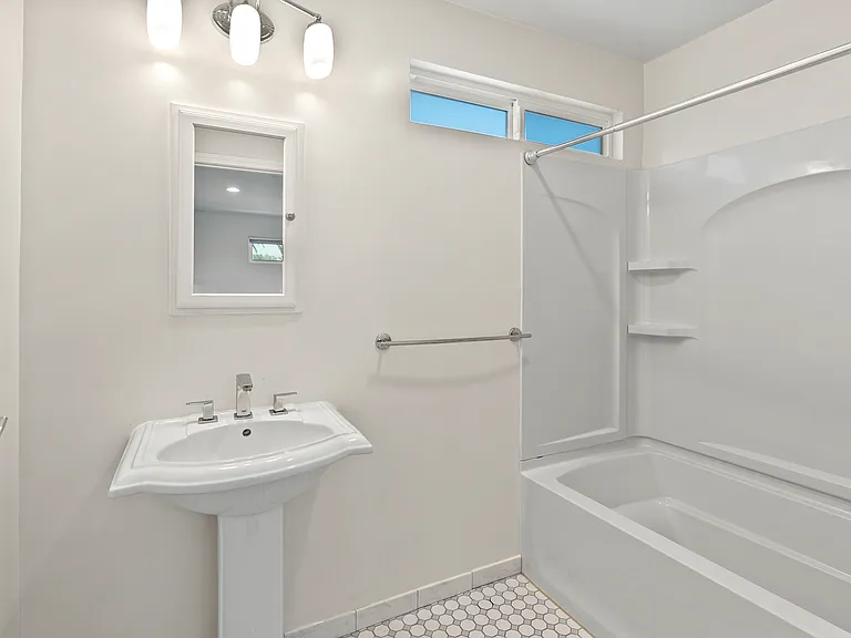 2446 S Dunsmuir Ave — Photo 16