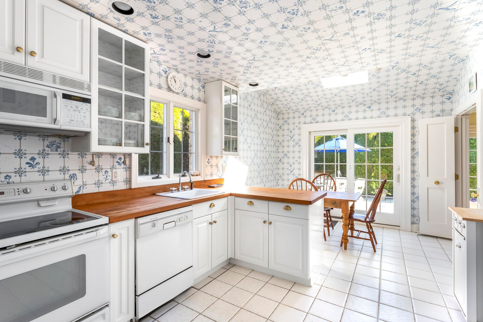 Large Eat-in Kitchen