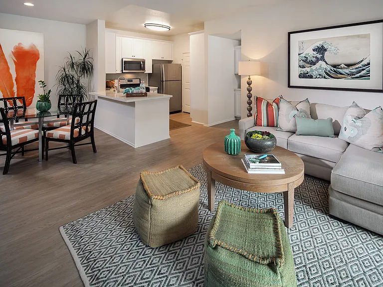 Las Flores Apartment Homes — Photo 8