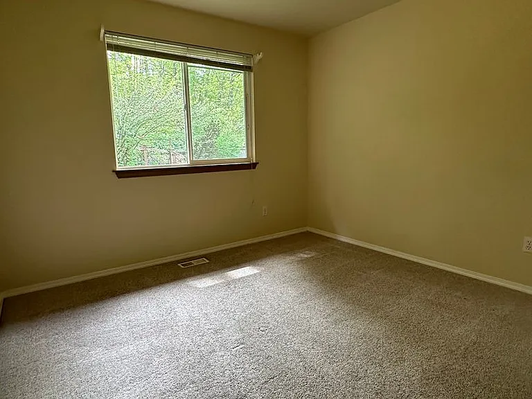 408 Saratoga St — Photo 11