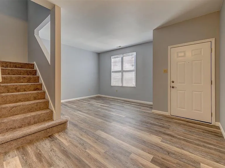 443 N Sarah St — Photo 13