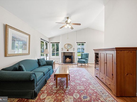 4th image of 35 Biscayne Pl