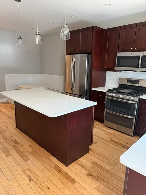 3 bed, 2.5 bath, 2160 sqft, $3,700 — Photo 4
