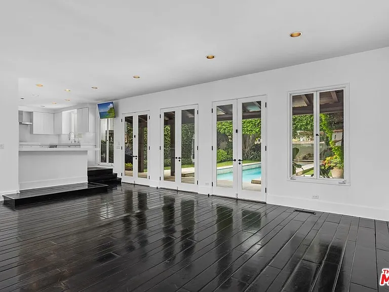 305 S Bedford Dr — Photo 8