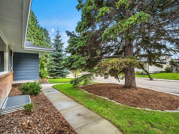 3rd image of 839 SW Lake Twintree Cres SE