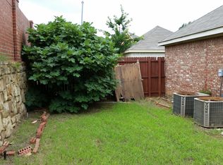 211 Colonial Ln, Euless, TX 76040