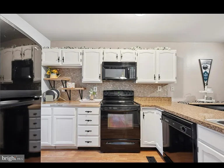 338 Cashel Ct — Photo 5