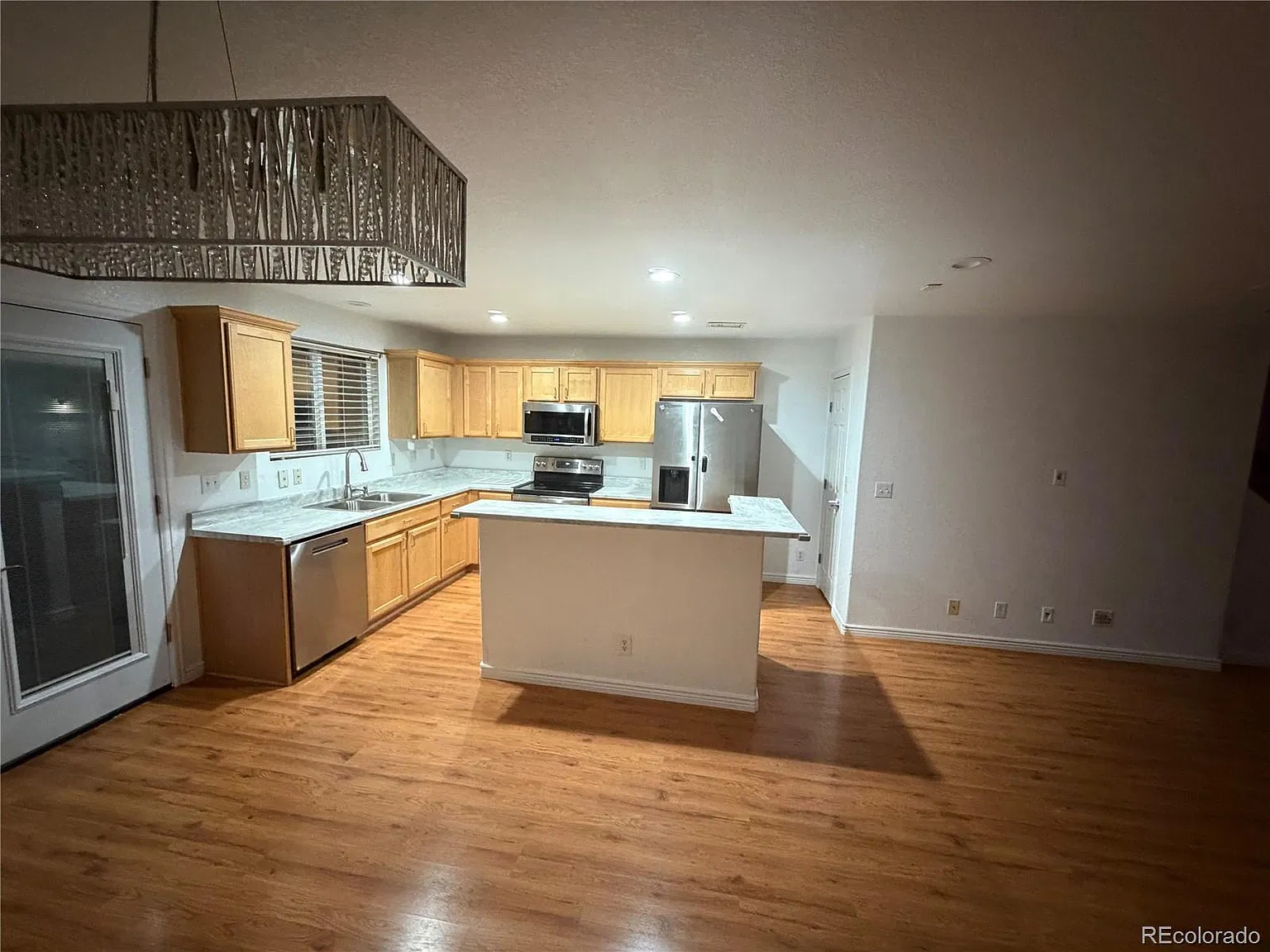 3 bed, 2.5 bath, 1411 sqft, $2,400 — Photo 4