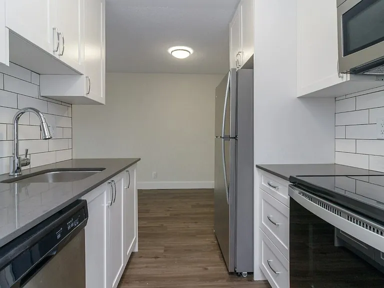 984 McKenzie Ave — Photo 1