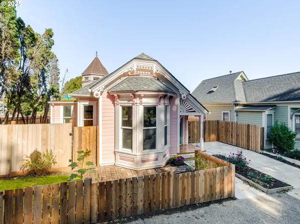 15 S Gibbs St, Portland, OR 97239