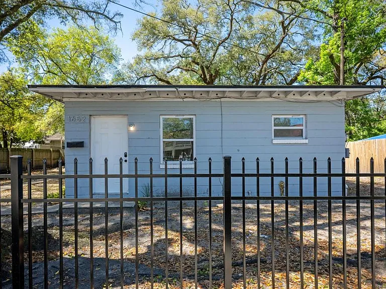 1652 N Myrtle Ave — Photo 1
