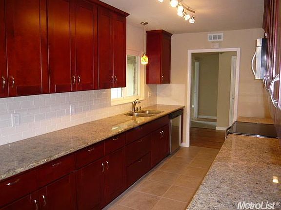 Kitchen: 321 W Robinhood Dr
