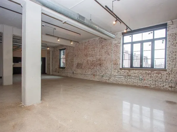 190 Christopher Columbus Drive image 2 of 10