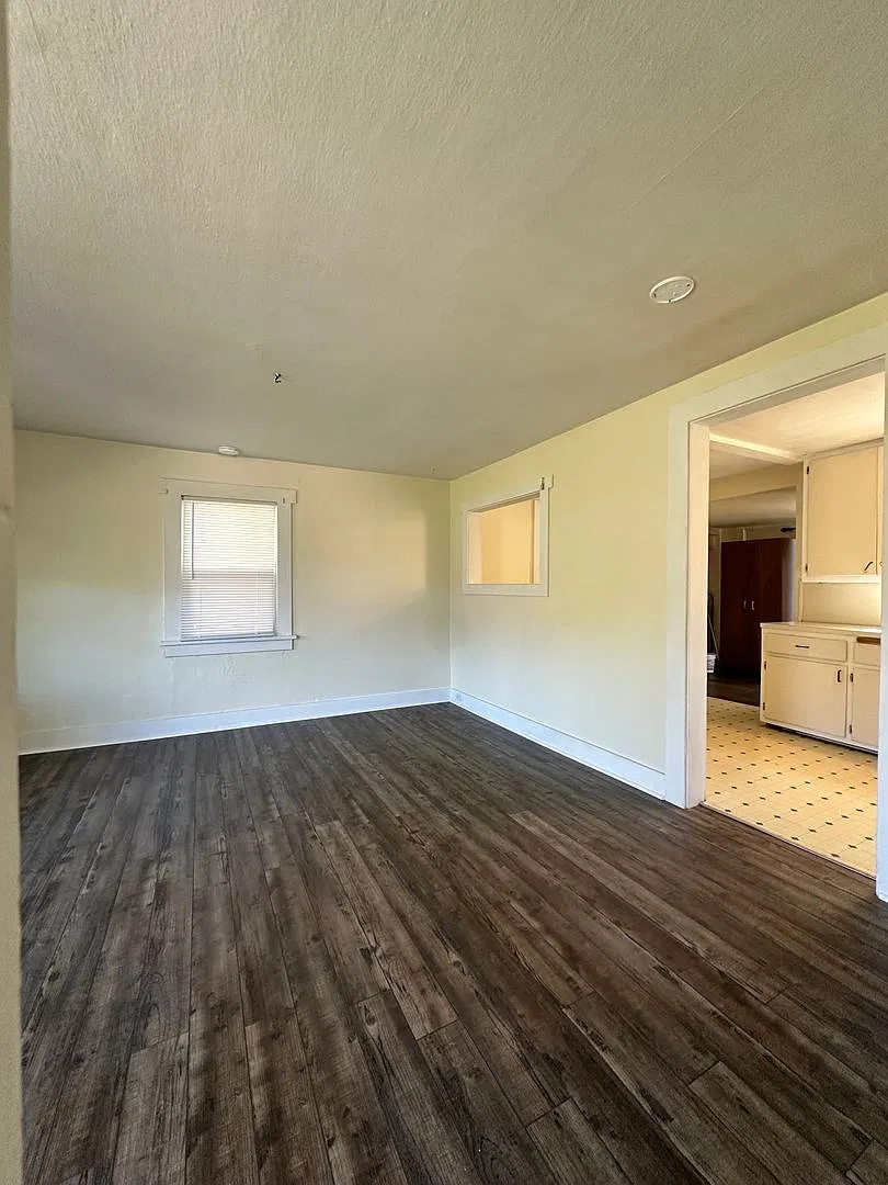 Charming 2-Bedroom Home with Spacious Yard — Photo 2