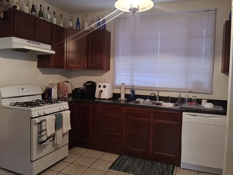 1202 N Walnut St — Photo 5