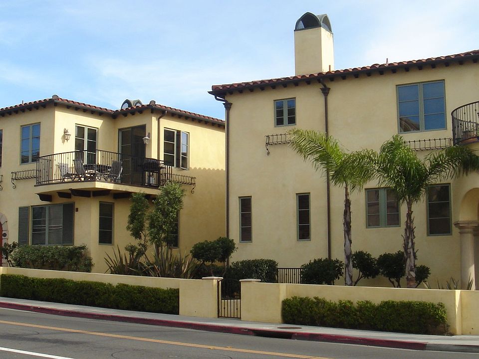 Complex from Manhattan Beach Blvd.