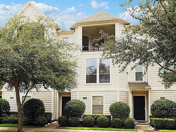 3rd image of 819 E Heights Hollow Ln