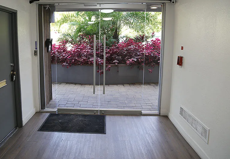 Marathon Apartments — Photo 4