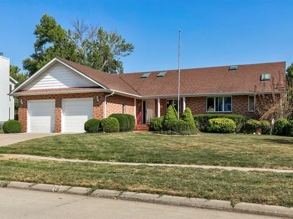 5821 S Winwood Dr, Johnston, IA 50131