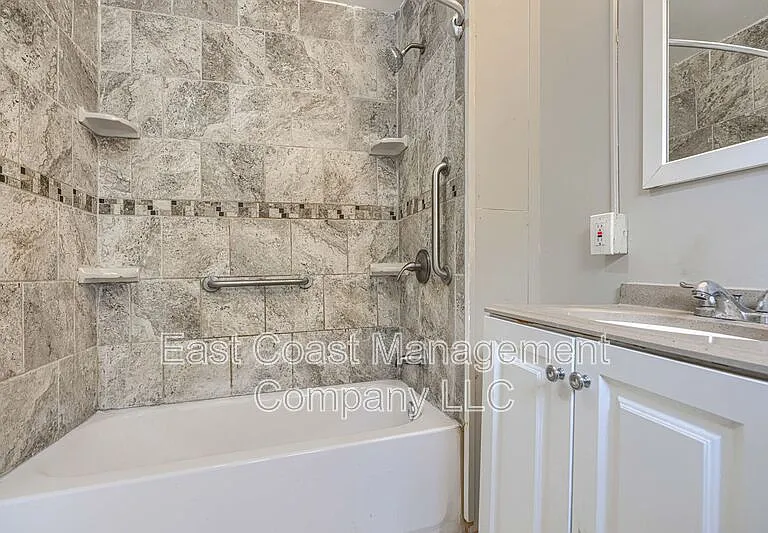 1220 W Pratt St — Photo 12