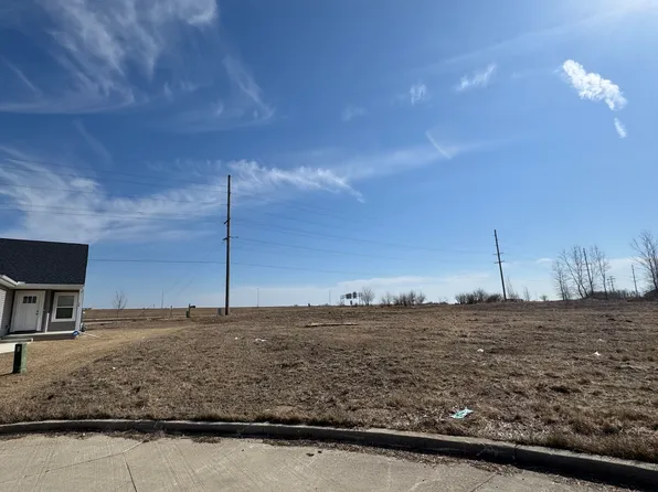 16 Megan Ct, Bloomington, IL 61705