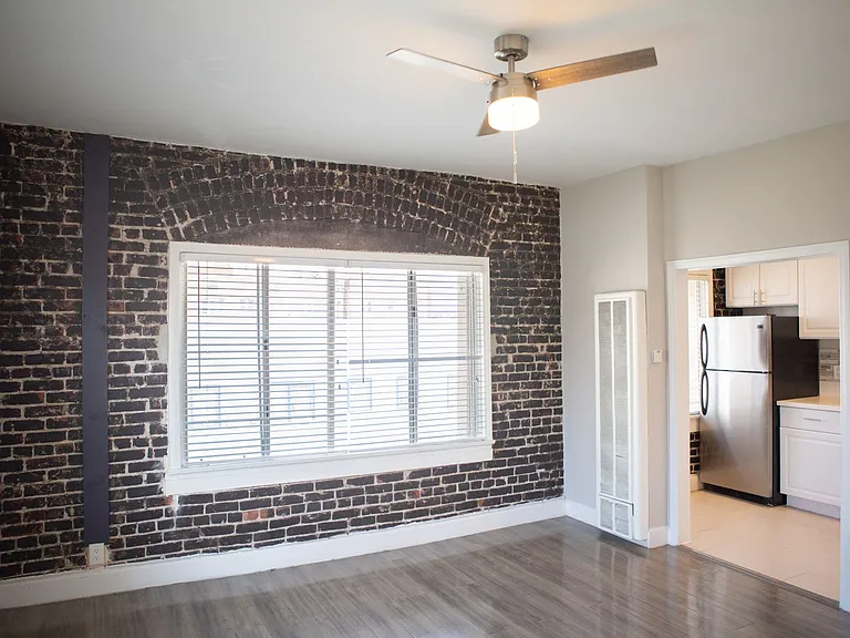 Gorgeous Newly Remodeled One Bedroom and Studios — Photo 14