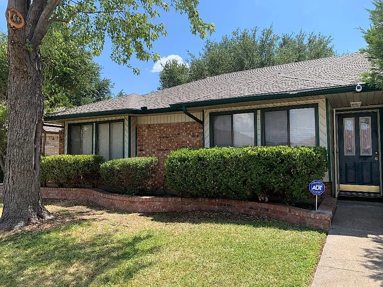 San Saba St — Photo 2