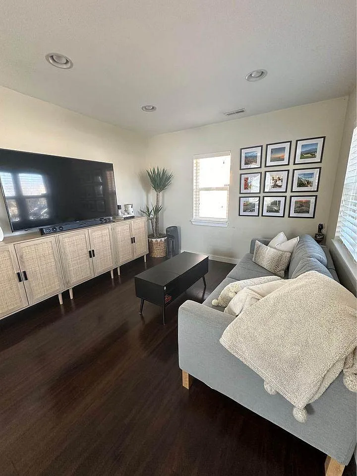 3124 W Gill Pl — Photo 2