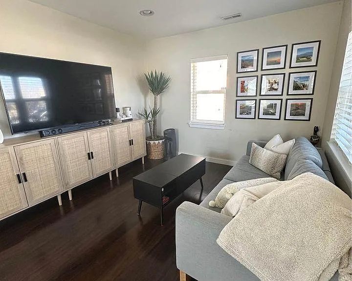 3124 W Gill Pl — Photo 1