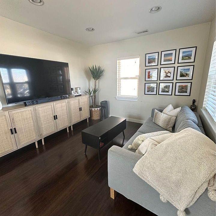 1st image of 3124 W Gill Pl