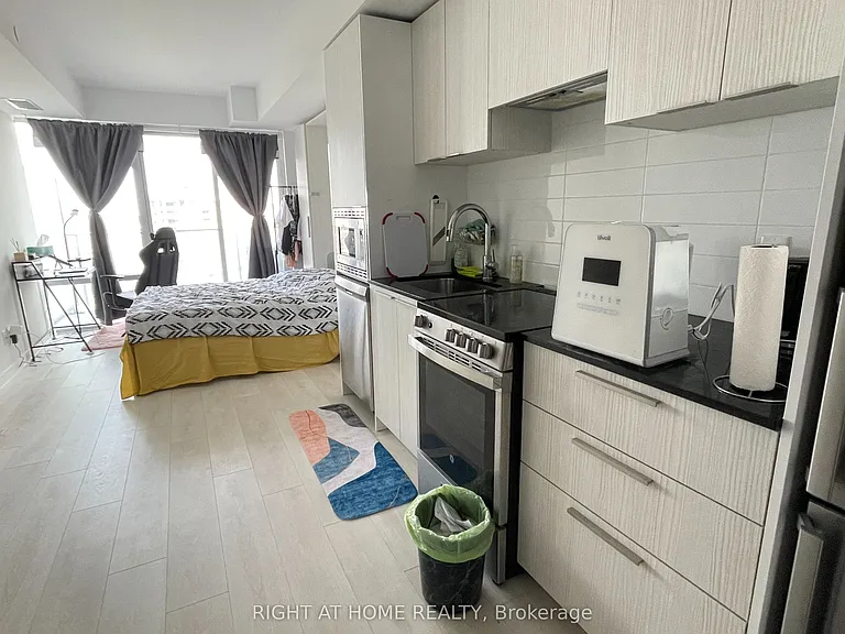 501 Yonge St #2206 — Photo 2