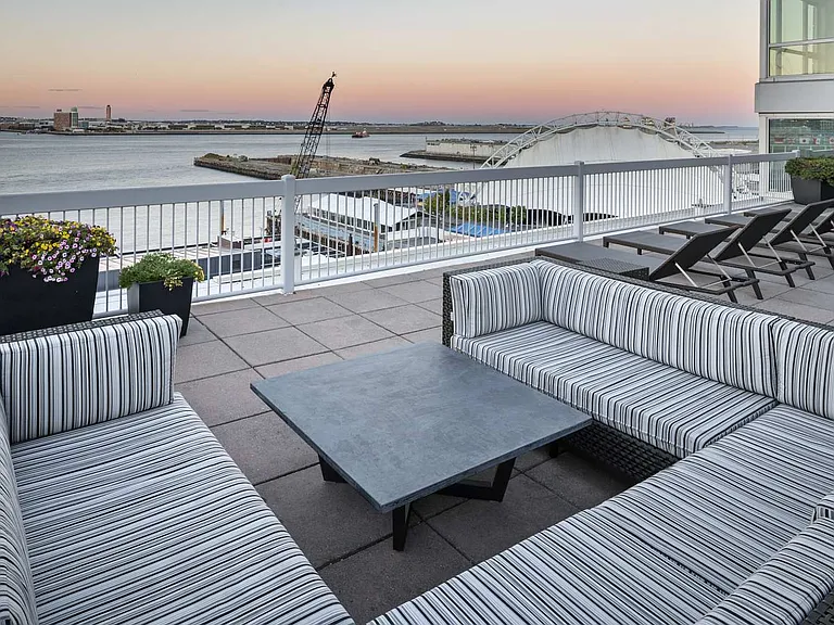 Park Lane Seaport — Photo 3