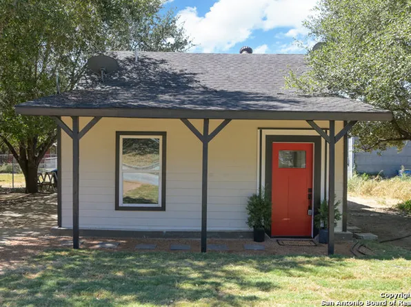 806 CROCKETT ST, Pleasanton, TX 78064