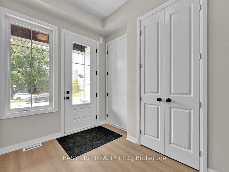 115 Ivy Cres — Photo 2